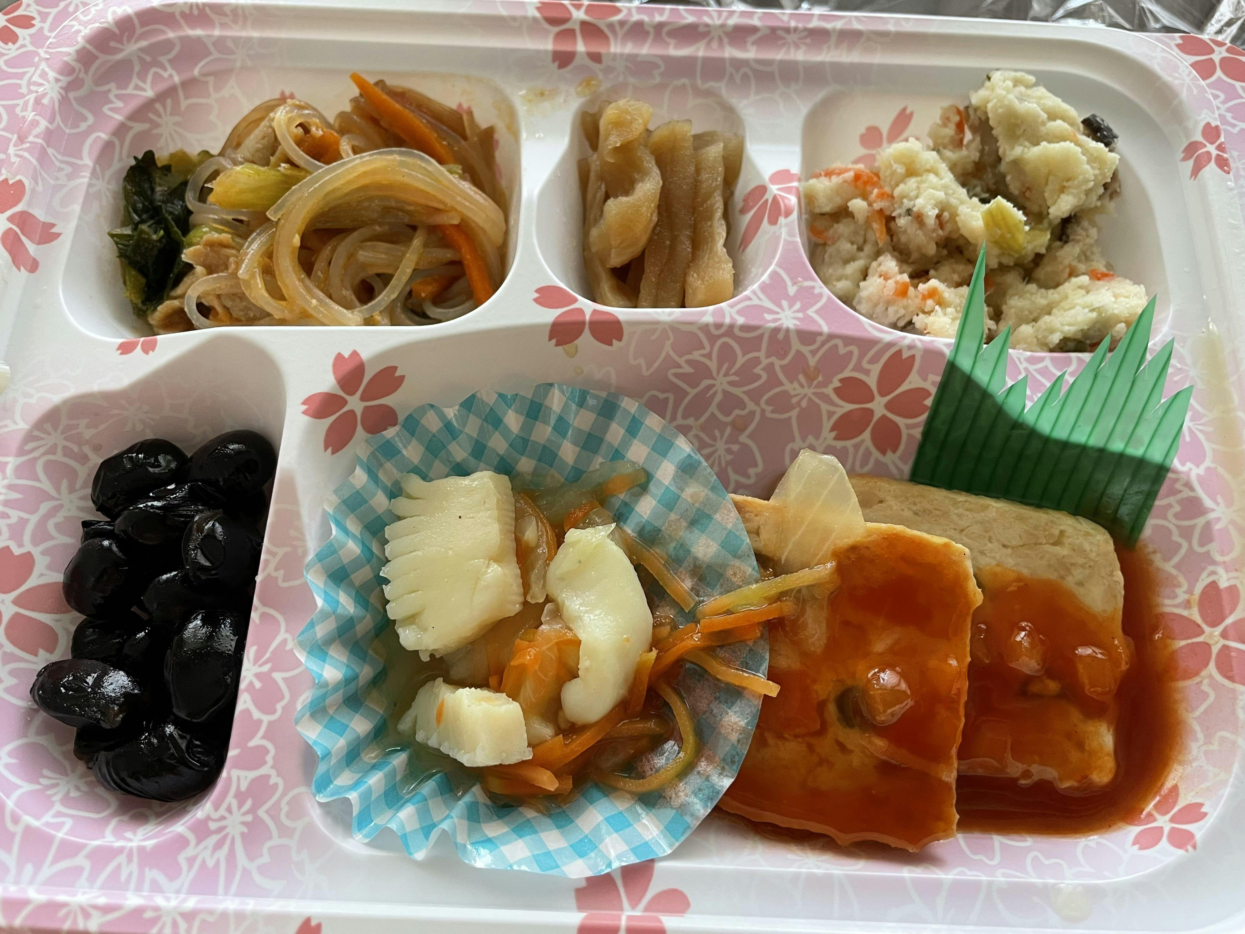 2024年5月3日 チキンミートローフ(トッピングソース　トマト)、焼きそば 等の画像